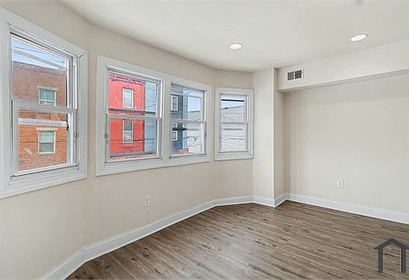 4th image of 2027 N 15th St Floor 2