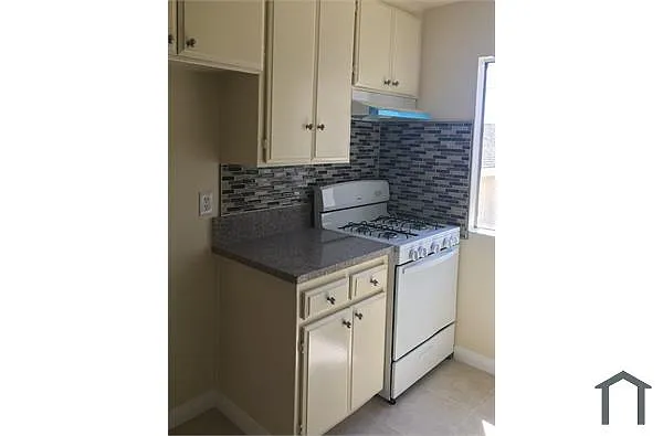 Building Photo - 12019 Vanowen St
