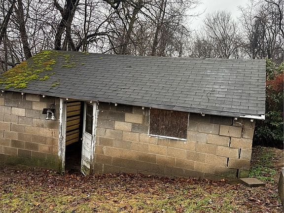 4th image of 946 Bank St
