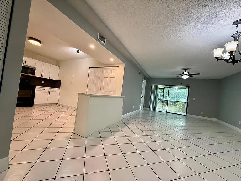 9633 Riverside Dr #E2 — Photo 8