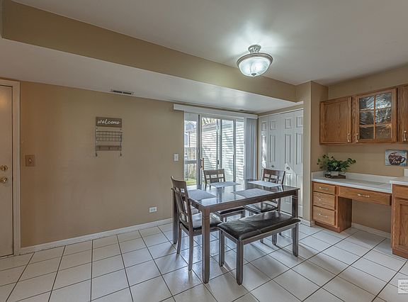 4th image of 956 Four Seasons Blvd