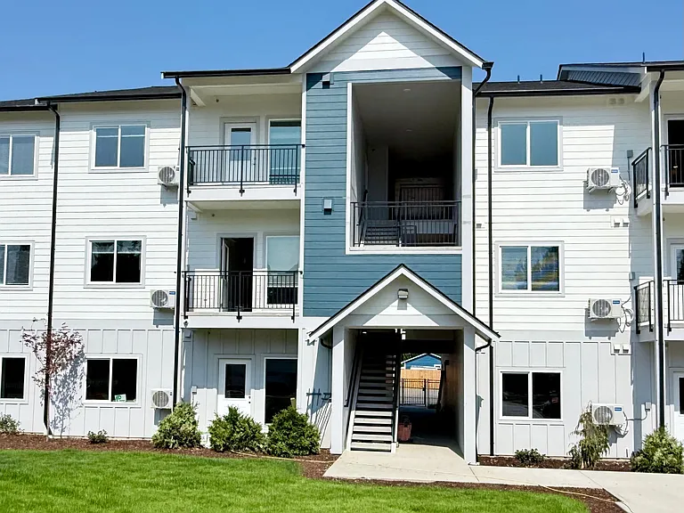 Twelve-O-Two Apartments — Photo 1