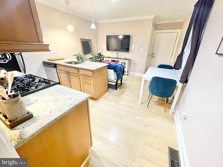 1716 Pine St #1R — Photo 6