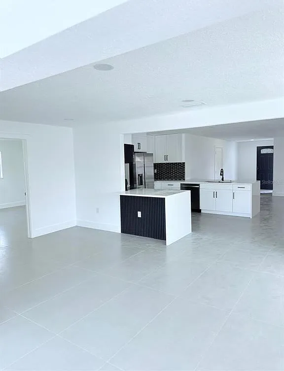 3 bed, 2.0 bath, 1889 sqft, $6,250 — Photo 4
