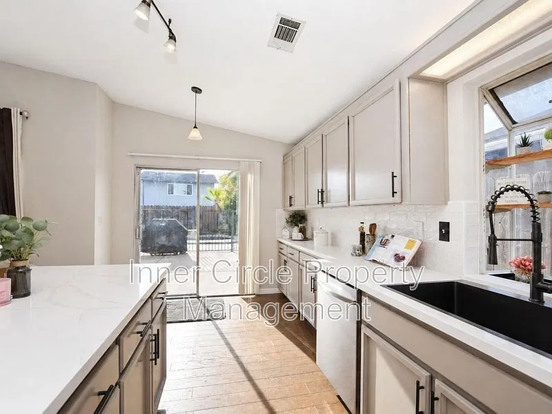 3 bed, 2.0 bath, 1571 sqft, $3,500 — Photo 4