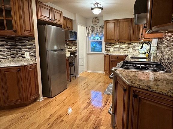 5th image of 30970 Willowick Dr