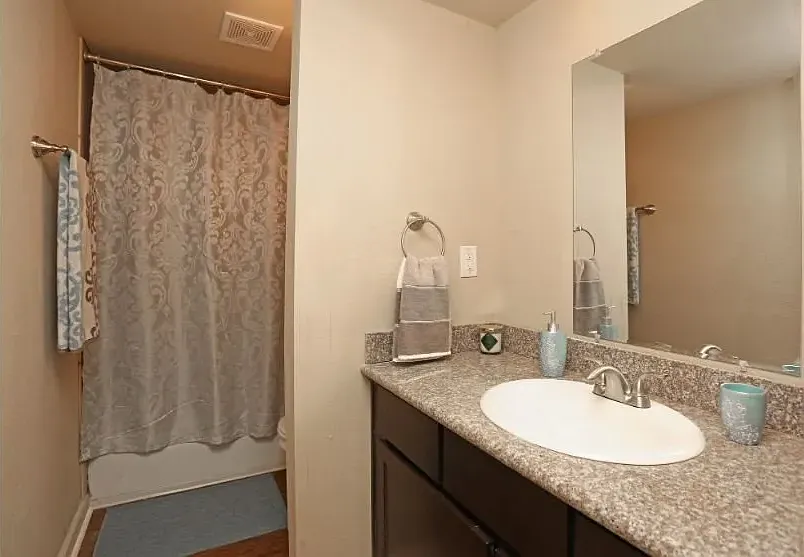 Stratford Square Apartments — Photo 4