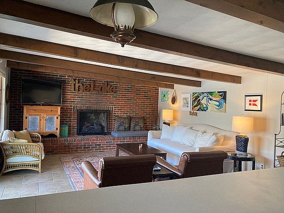 Living room - gas fireplace