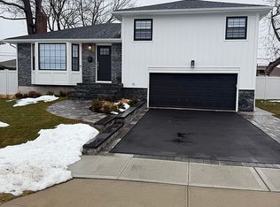 81 Phipps Ln, Plainview, NY 11803