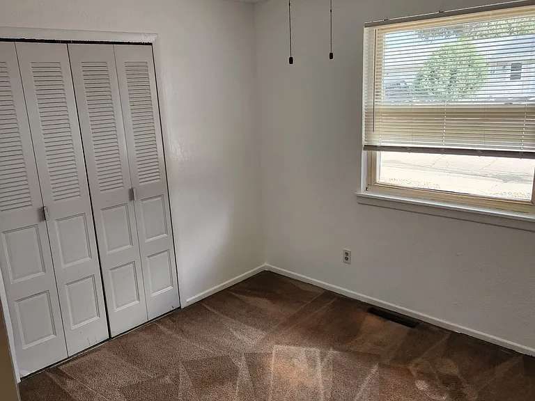 1007 Village Dr — Photo 2