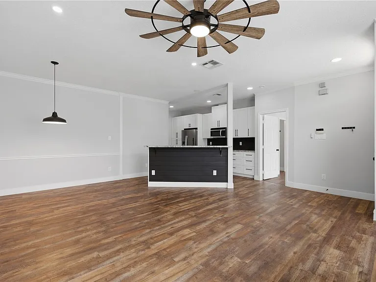 239 Navarro Dr — Photo 6