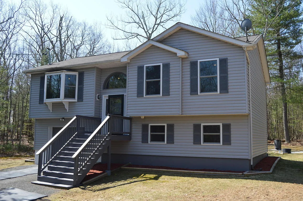 124 Pocono Circle Dr E photo 1