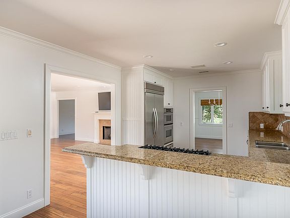 5th image of 701 Cliff Dr