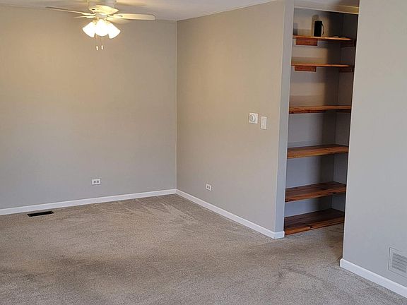 5th image of 29W611 Winchester Cir N Unit 4