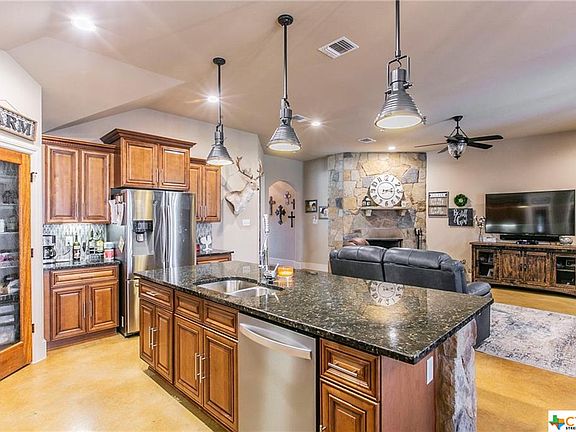 4th image of 1044 Park View Dr