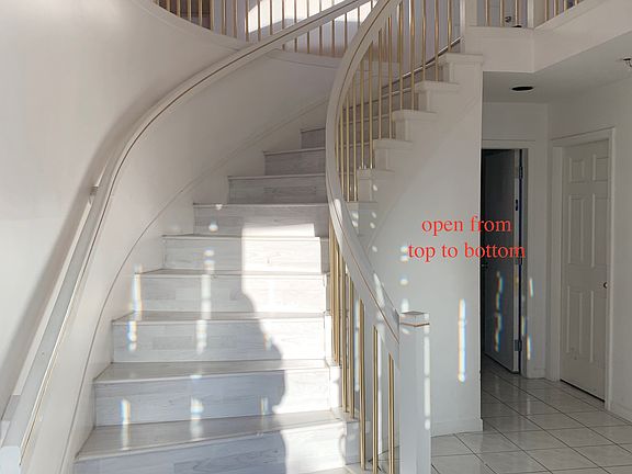 Mini bungalow-style house. Elegant and well-maintained.