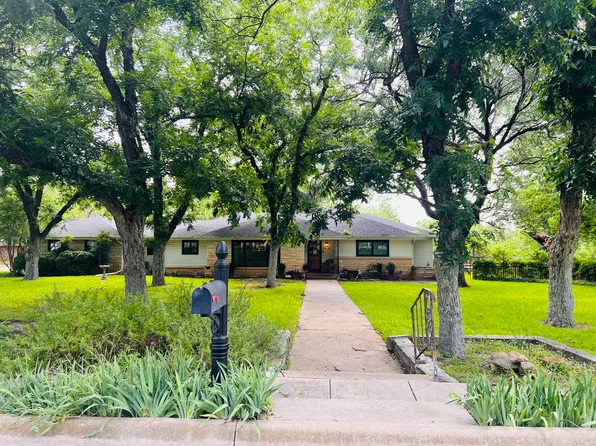 804 N Elm St, Comanche, TX 76442