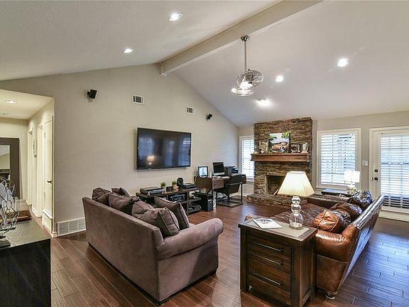 3rd image of 4907 Shady Springs Dr