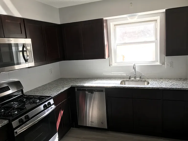 Karl Place Apartments — Photo 23
