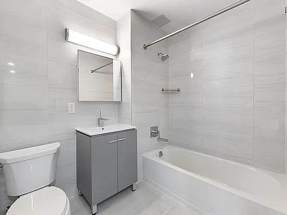 5th image of 91-09 Roosevelt Ave #501