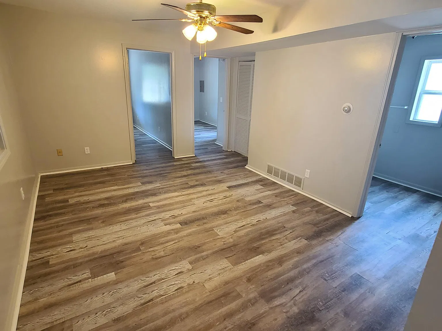 3 bed, 1000 sqft, $1,250 — Photo 1