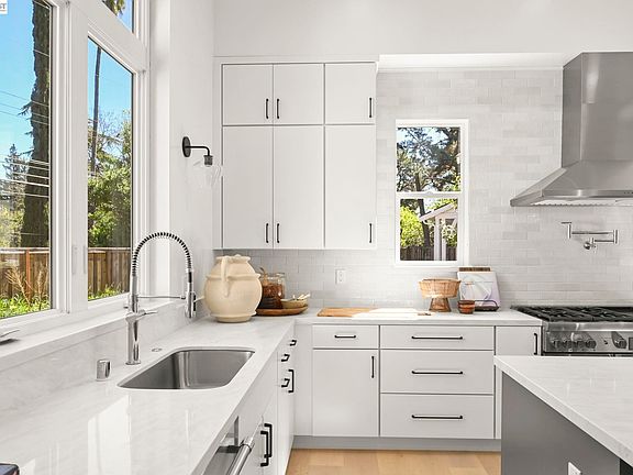 5th image of 102 Providence Pl
