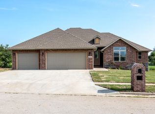 3722 W Stonehinge Dr, Springfield, MO 65807