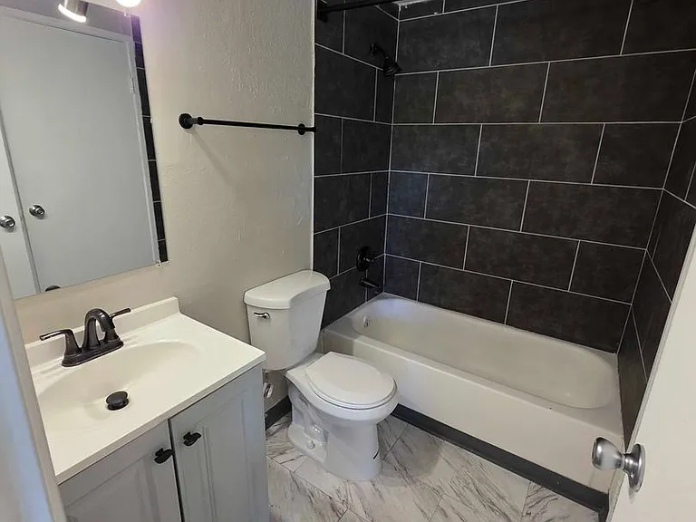 Sunstone Apartments — Photo 23