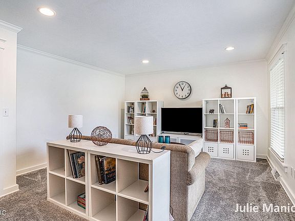 3rd image of 5509 Waterbury Pl SE