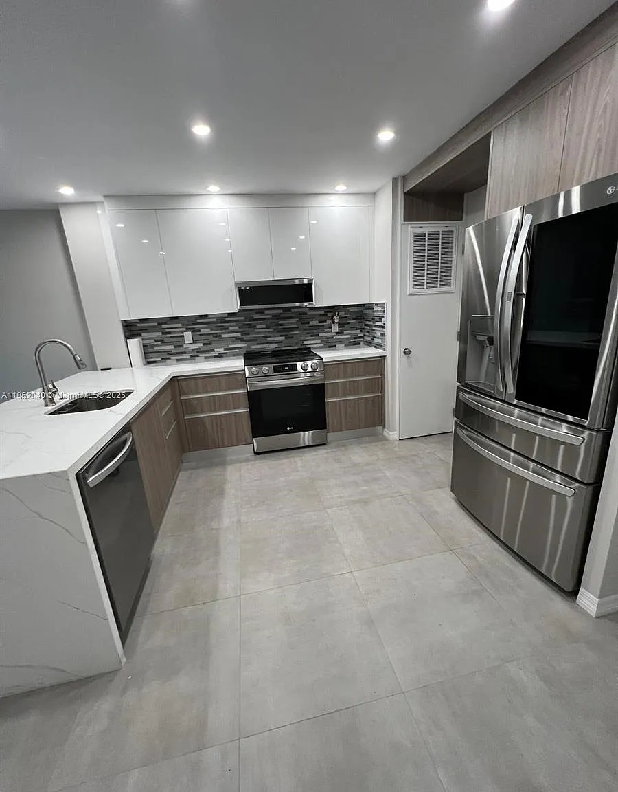 3 bed, 960 sqft, $2,700 — Photo 1