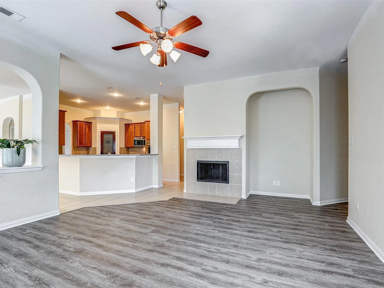 4 bed, 2142 sqft, $2,400 — Photo 4