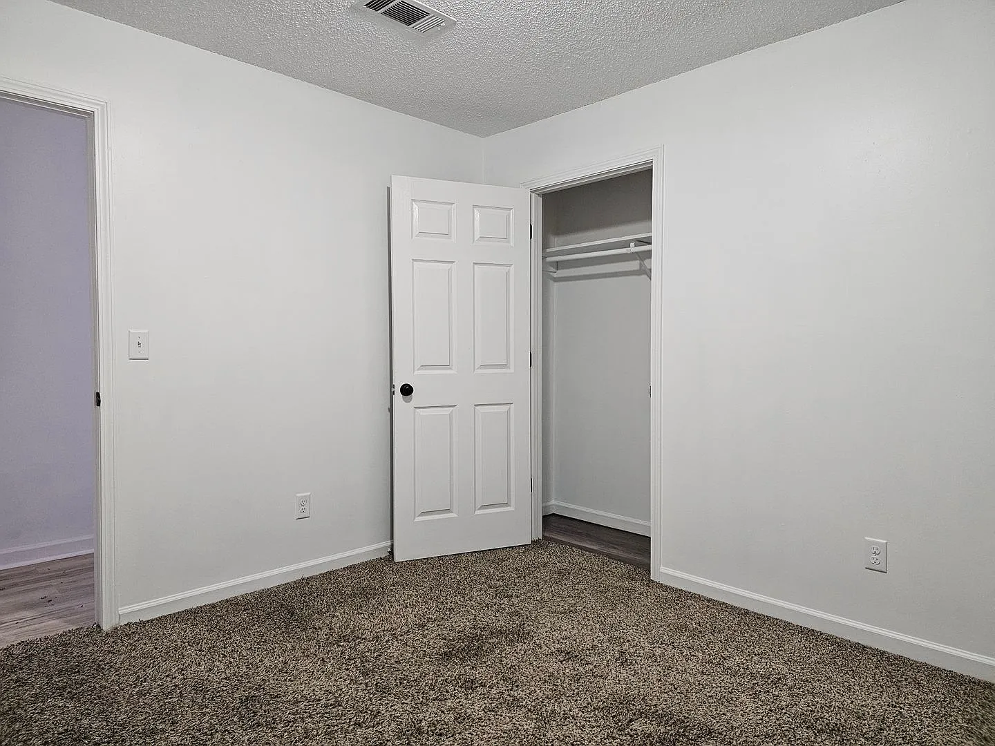 Spacious 4 Bedroom 2 Bath Upstairs — Photo 3