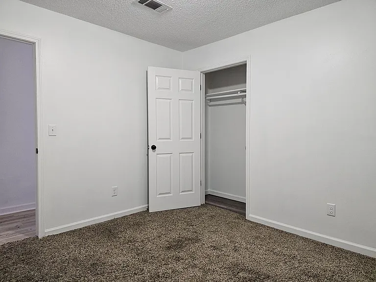 Spacious 4 Bedroom 2 Bath Upstairs unit! — Photo 3
