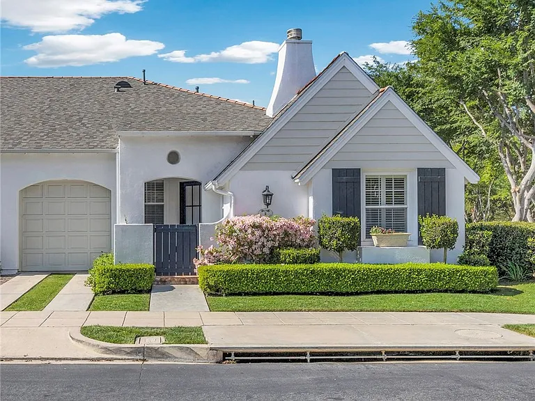 2 Gardengate Ln — Photo 1