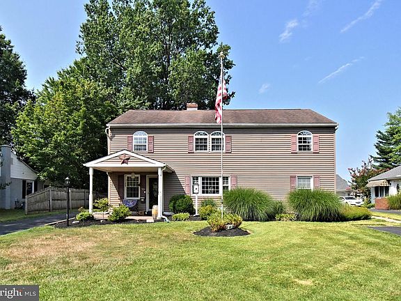 3rd image of 1031 Cardinal Rd