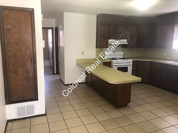 4th image of 900 Axtell St