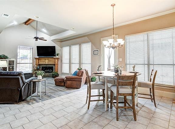 3rd image of 1724 Hackett Creek Dr