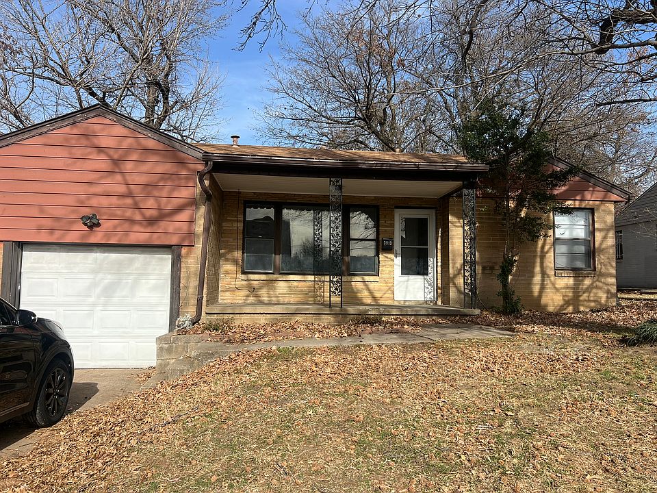 Front of the home. One-car garage.