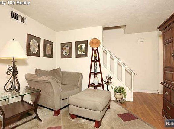 4th image of 126 Waldwick Ave