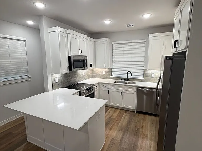 513 W Dallas St — Photo 12