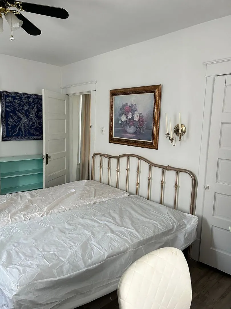 2 Bedroom Single Family Home in Toronto — Photo 3