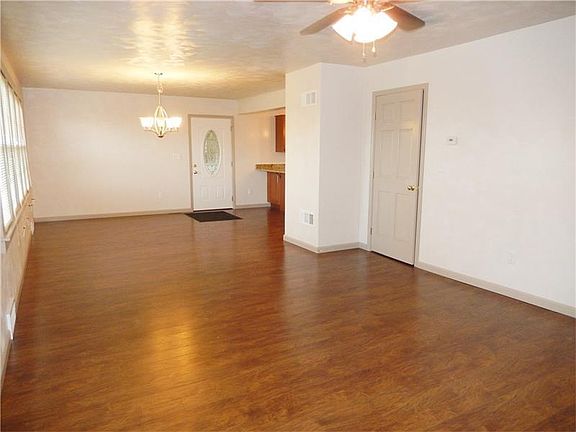 2nd image of 550 Briar Hill Dr
