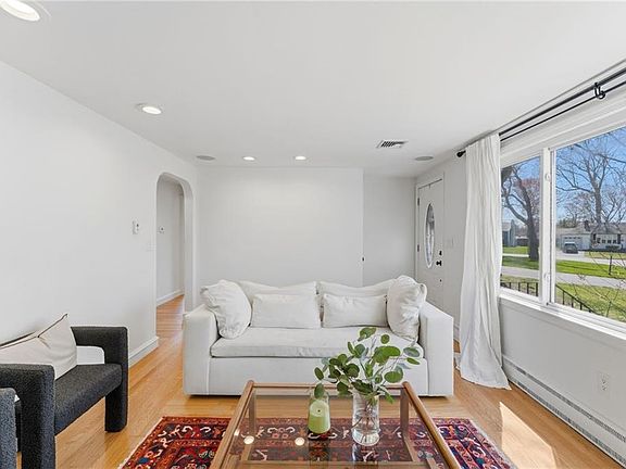 5th image of 9 Tophill Cir