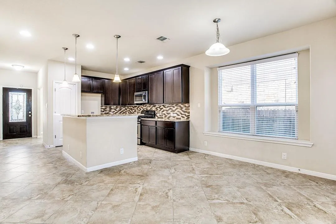 5 bed, 3.0 bath, 2647 sqft, $2,900 — Photo 4