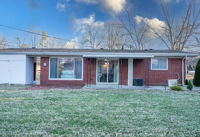 213 Columbus Dr — Photo 2