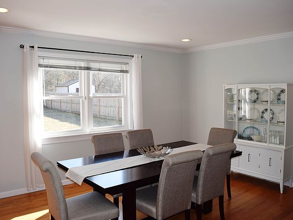 5th image of 583 Brookside Dr