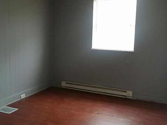 Rear bedroom
