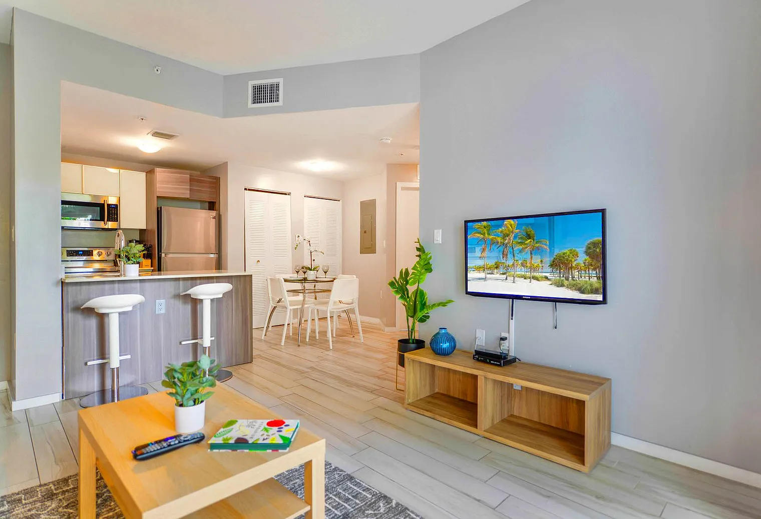 2 bed, 2.0 bath, 775 sqft, $5,227 — Photo 2