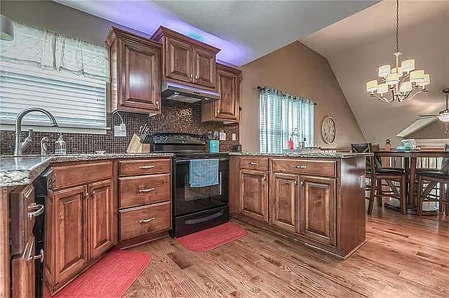 2125 Birch St — Photo 9