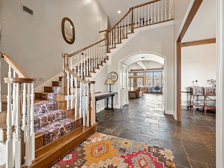 208 Highpoint Cir — Photo 12